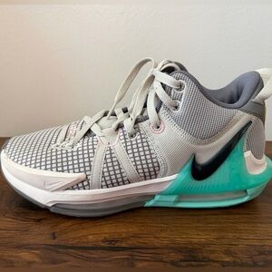 Nike LeBron Witness 8 “Flat Pewter Mint” – Size Men’s 8.5/Women’s 10